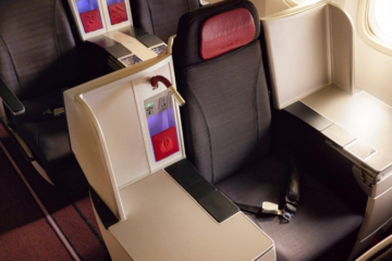 a seat with a seat belt and a seat belt